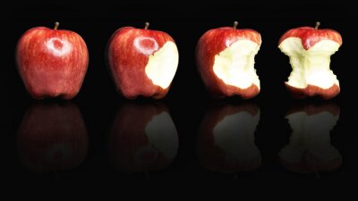 Sticker Een gebeten appel op een zwarte achtergrond