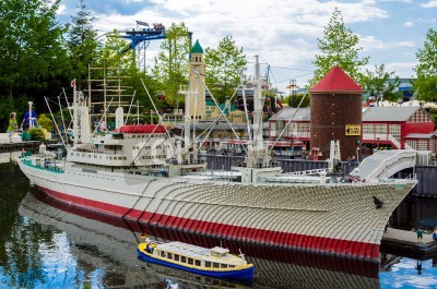 Sticker Een groot schip gebouwd van LEGO stenen