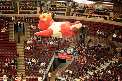 Sticker Een opblaasbare ballon van Benny de Stier, Algemeen bekend als Benny, de officiële mascotte van de Chicago Bulls van de National Basketball Association, zweefde over NBA United Center, Chicago, Vereni
