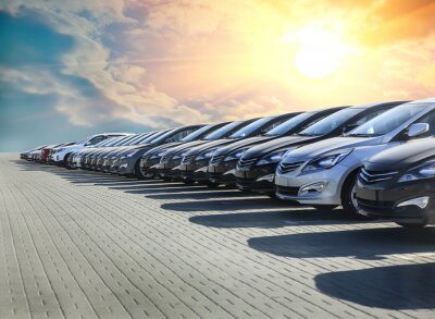 Sticker Een rij geparkeerde auto's onder de ondergaande zon