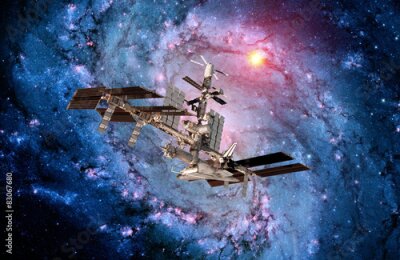 Een ruimtestation met een sterrenstelsel op de achtergrond