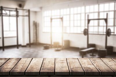 Een stijlvolle sportschool met gewichten in vintage-stijl