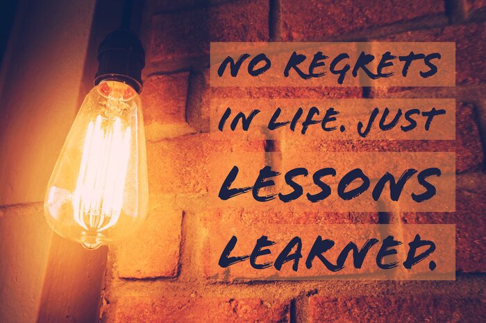 Sticker Een typografische zin naast een gloeilamp