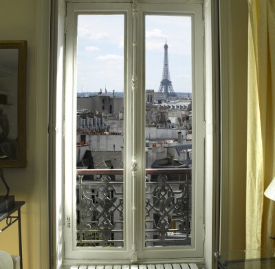 Frankrijk - Parijs - Venster met Eiffel toren en daken bekijken