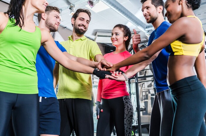 Sticker Frauen und Männer sind motiviert für Sport und Fitness und stapeln sterven Hände