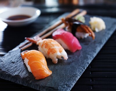 Sticker geassorteerde sushi nigiri op leisteen
