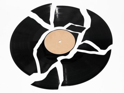 Gebroken vinyl record tegen een witte achtergrond