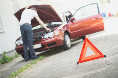 Sticker Gevarendriehoek met autopech op de achtergrond