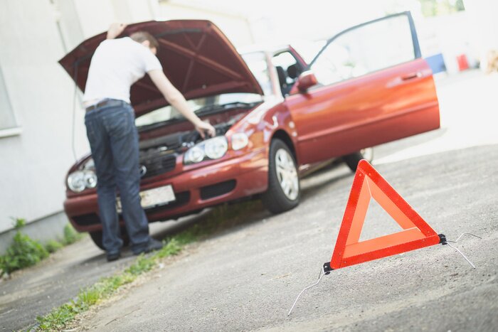 Sticker Gevarendriehoek met autopech op de achtergrond