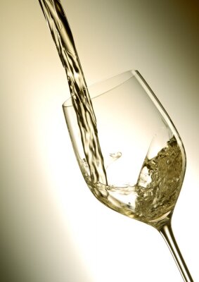 Sticker Giet white vine in glas met lichte achtergrond.
