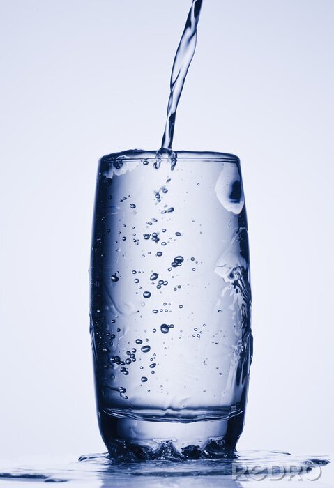Sticker Gieten van water in hoog glas