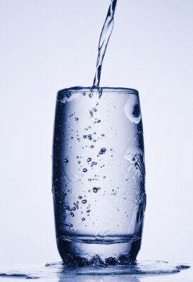 Sticker Gieten van water in hoog glas