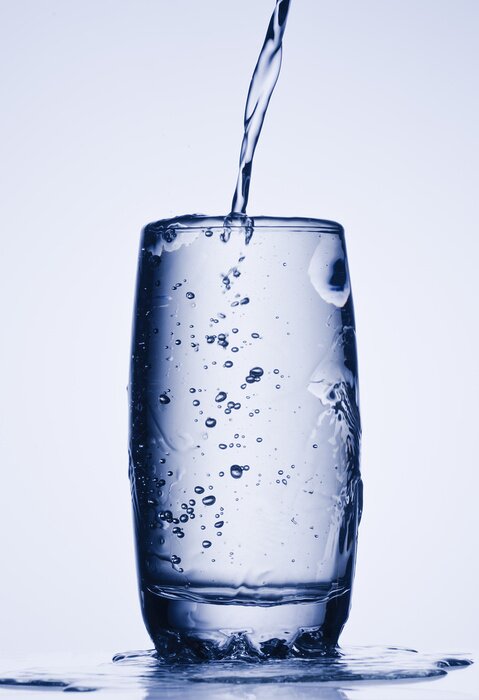 Sticker Gieten van water in hoog glas