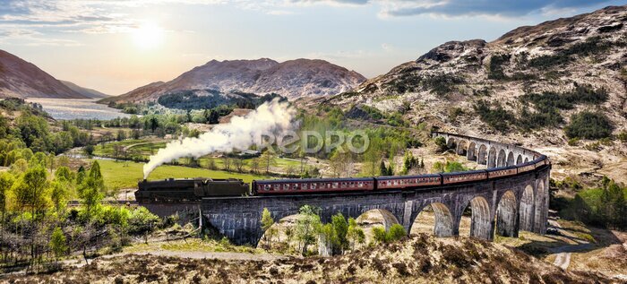 Sticker Glenfinnan Railway Viaduct in Schotland met de Jacobite stoomtrein tegen zonsondergang over lake