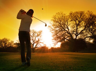 golfspeler play beroerte in de ondergaande zon