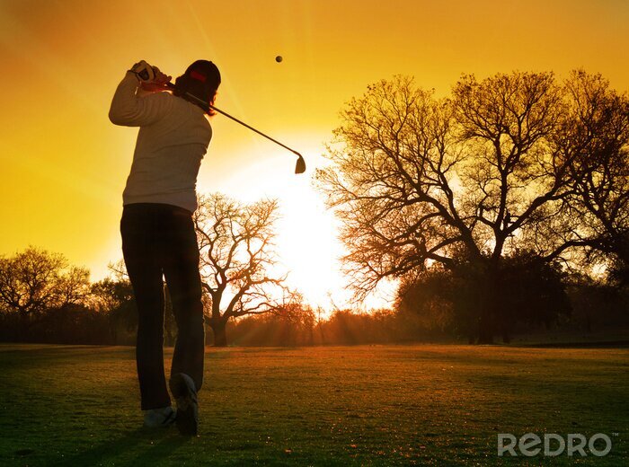 Sticker golfspeler play beroerte in de ondergaande zon