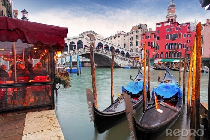 Sticker Gondels op de achtergrond van een rood huurhuis