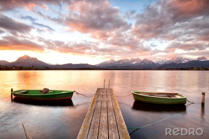 Sticker Groene boten aan een houten pier
