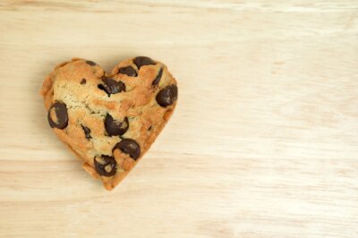 Sticker Heart zoete cookie op houten achtergrond
