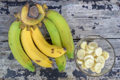 Sticker Hele en gesneden bananen in een kom