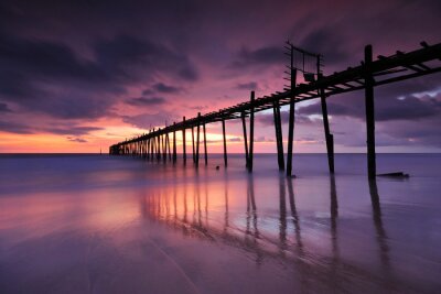 Houten pier hoog boven het strand