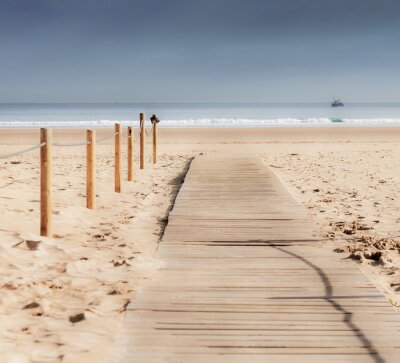 Houten promenade over het strand