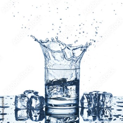 Sticker IJsblokjes opspattend water uit een glas