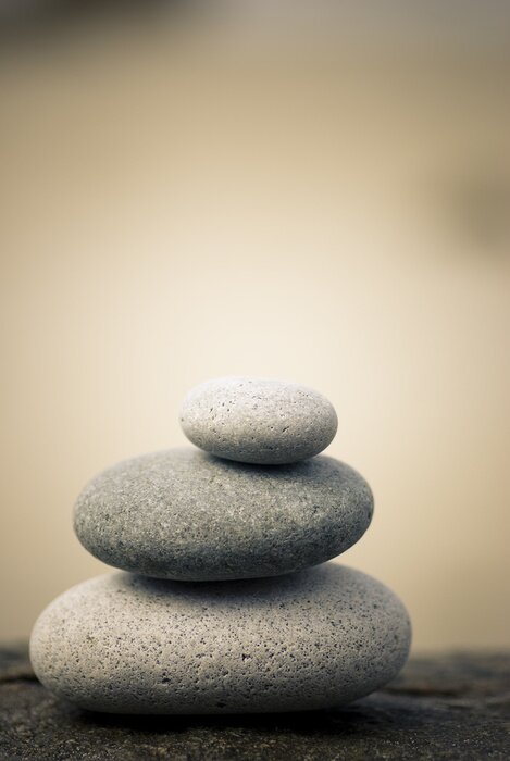 Sticker keien gestapeld op een rots achtergrond