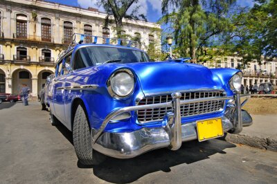 Klassieke Amerikaanse auto in de straat van Havana