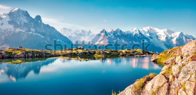 Sticker Kleurrijk de zomerpanorama van het meer van Lac Blanc met Mont Blanc (Monte Bianco) op achtergrond, Chamonix-plaats. Mooie openluchtscène in het Natuurreservaat van Vallon DE Berard, Graian-Alpen, Fra