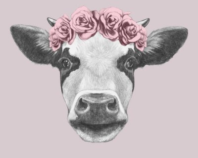 Koe met bloemenkrans op roze achtergrond