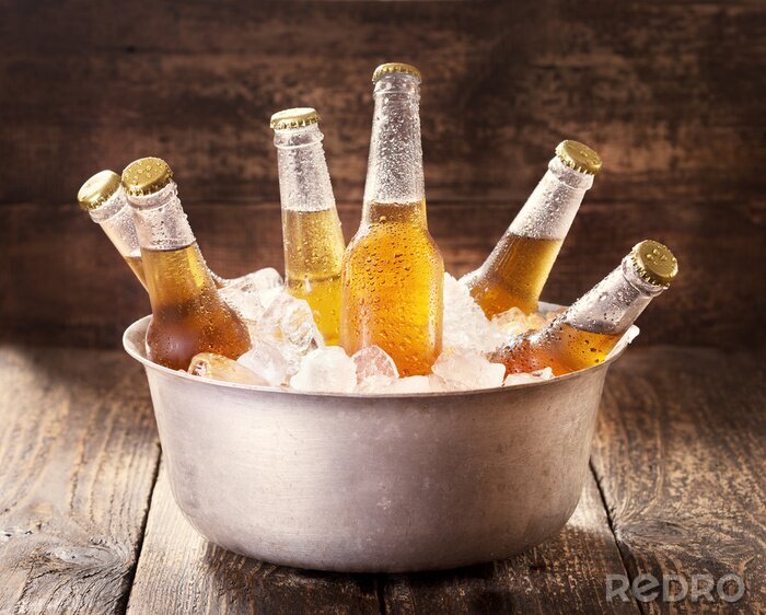 Sticker koude flessen bier in emmer met ijs