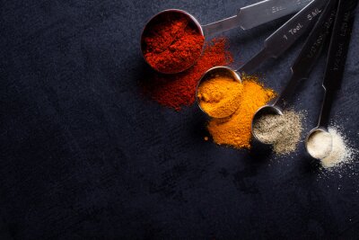 Sticker Kruiden in roestvrij staal meten lepels met een kopie ruimte.