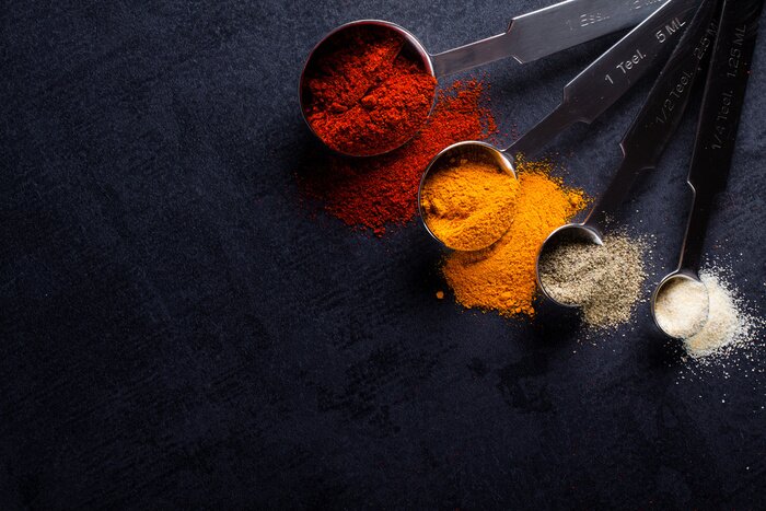 Sticker Kruiden in roestvrij staal meten lepels met een kopie ruimte.