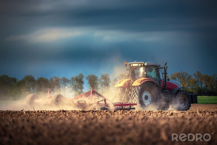 Sticker Landbouwer in tractor voorbereiding van grond met zaaibed cultivator