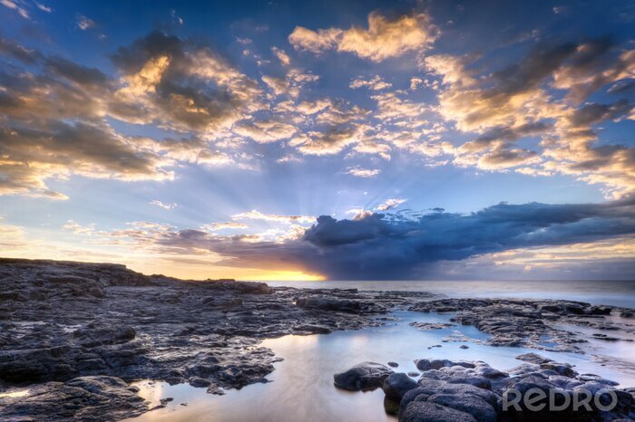 Sticker Landschap met een rotsachtige kust