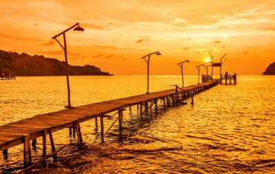 Lange pier met lantaarns