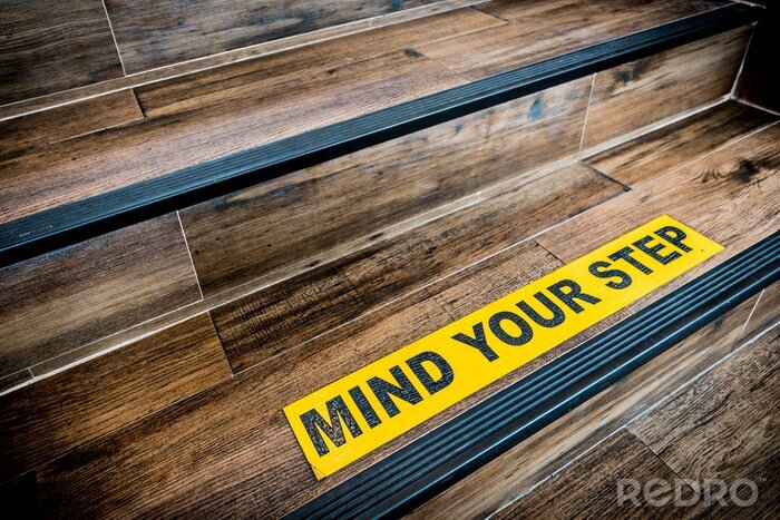 Sticker Let op dat je stapstickerbord op houten trap is geplakt. Waarschuwingen, abstracte of binnen-architectuurconcept