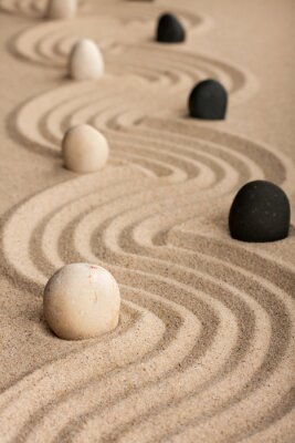 Sticker lijn zwarte en witte stenen, staande op het zand