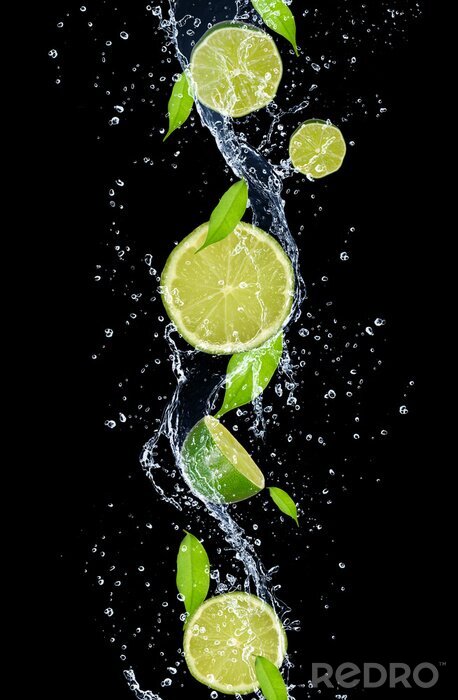 Sticker Limoenen in water op een zwarte achtergrond