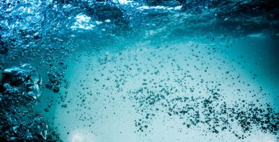 Luchtbellen onder het oppervlak van turbulent water