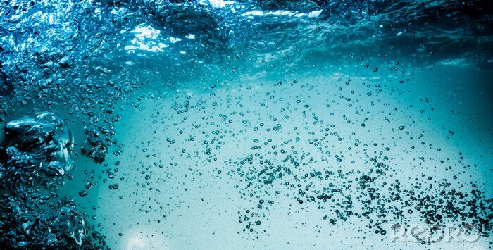 Sticker Luchtbellen onder het oppervlak van turbulent water