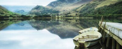 Meer in een berglandschap