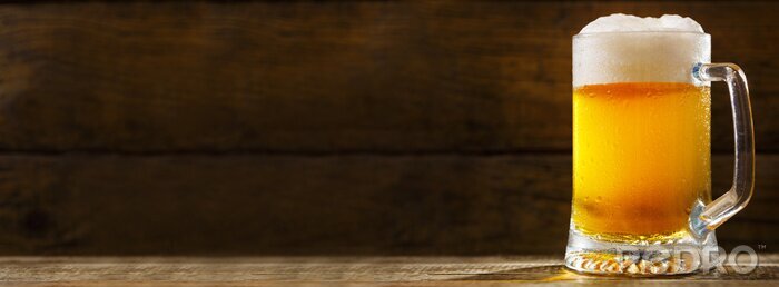 Sticker mok bier op houten tafel