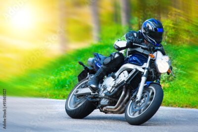 Motorrijder in het bos