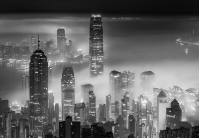 Nevelige nachtmening van Victoria-haven in Hong Kong-stad