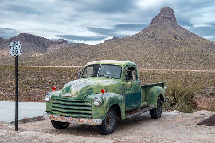 Sticker Oude auto achtergelaten in het westen op route 66