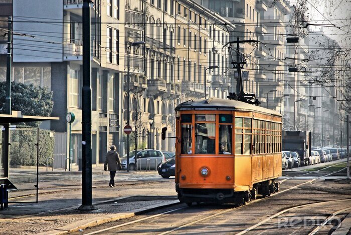 Sticker Oude vintage oranje tram op de straat van Milaan, Italië