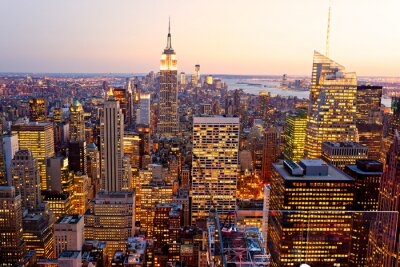 Panoramisch verlichte gebouwen in de stad