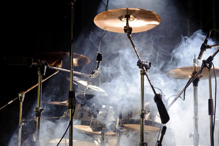 Sticker percussie-instrumenten op scène